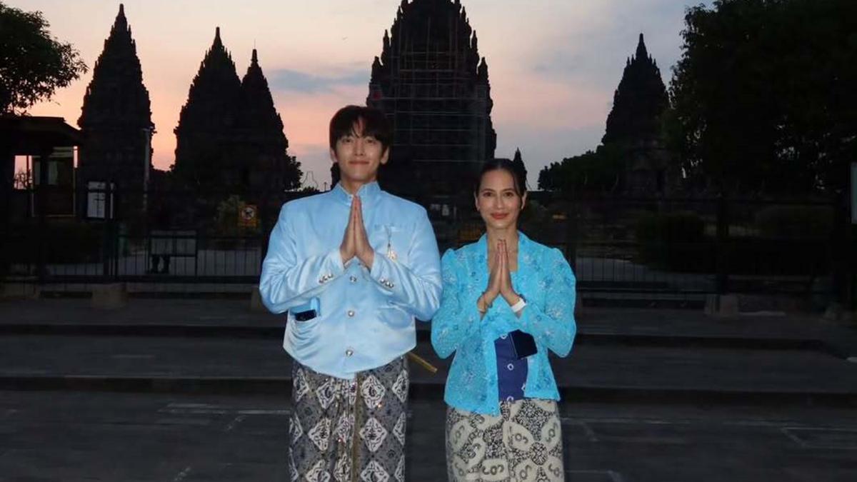 6 Potret Ji Chang Wook Pakai Beskap Jawa, Syuting Bareng Pevita Pearce di Prambanan