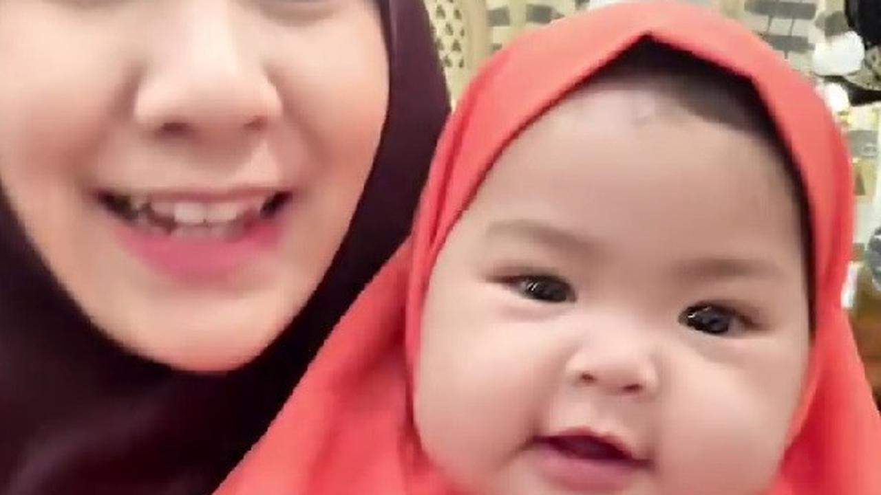 Potret Anisa Rahma Bukber di Masjid Nabawi Sambil Gendong Si Kecil, Netizen Kompak Bersholawat