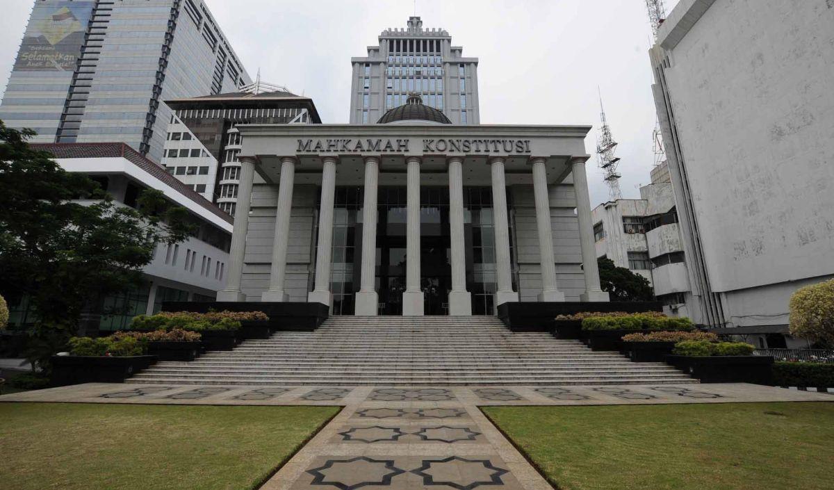 Mahkamah Konstitusi memutuskan sistem Pemilu 2024 tetap menggunakan proporsional terbuka alias mencoblos caleg.