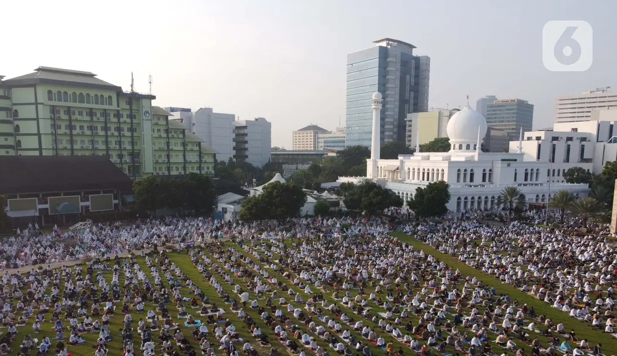 Foto udara memperlihatkan suasana jelang shalat Idul Fitri 1442 H di Lapangan Masjid Agung Al Azhar, Jakarta, Kamis (13/5/2021). Ribuan umat muslim melaksanakan shalat Idul Fitri 1442 H di Lapangan Masjid Agung Al Azhar dengan menerapkan protokol kesehatan ketat. (Liputan6..com/Helmi Fithriansyah)