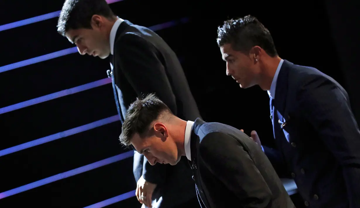 Tiga nomine pemain terbaik UEFA di Eropa 2014-2015, Luis Suarez, Lionel Messi dan Cristiano Ronaldo menghadiri pengundian Liga Champions di Monako, Kamis (28/8/2015). Lionel Messi terpilih sebagai pemain terbaik Eropa 2014-2015. (REUTERS/Eric Gaillard)