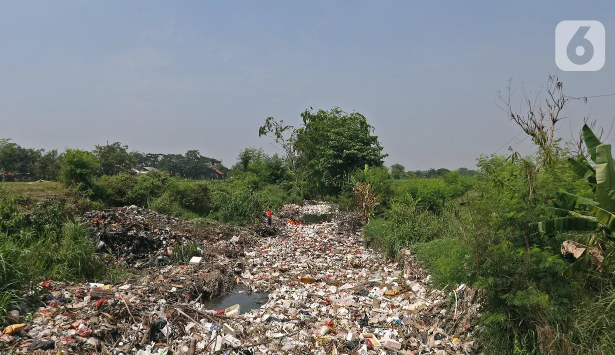 Pemandangan tumpukan sampah yang memenuhi Kali Busa di Tambun Utara, Kabupaten Bekasi, Jawa Barat, Jumat (10/9/2021). Pengerukan sampah ditargetkan selesai selama dua hari dan selanjutnya dipindahkan ke TPA Burangkeng. (Liputan6.com/Herman Zakharia)