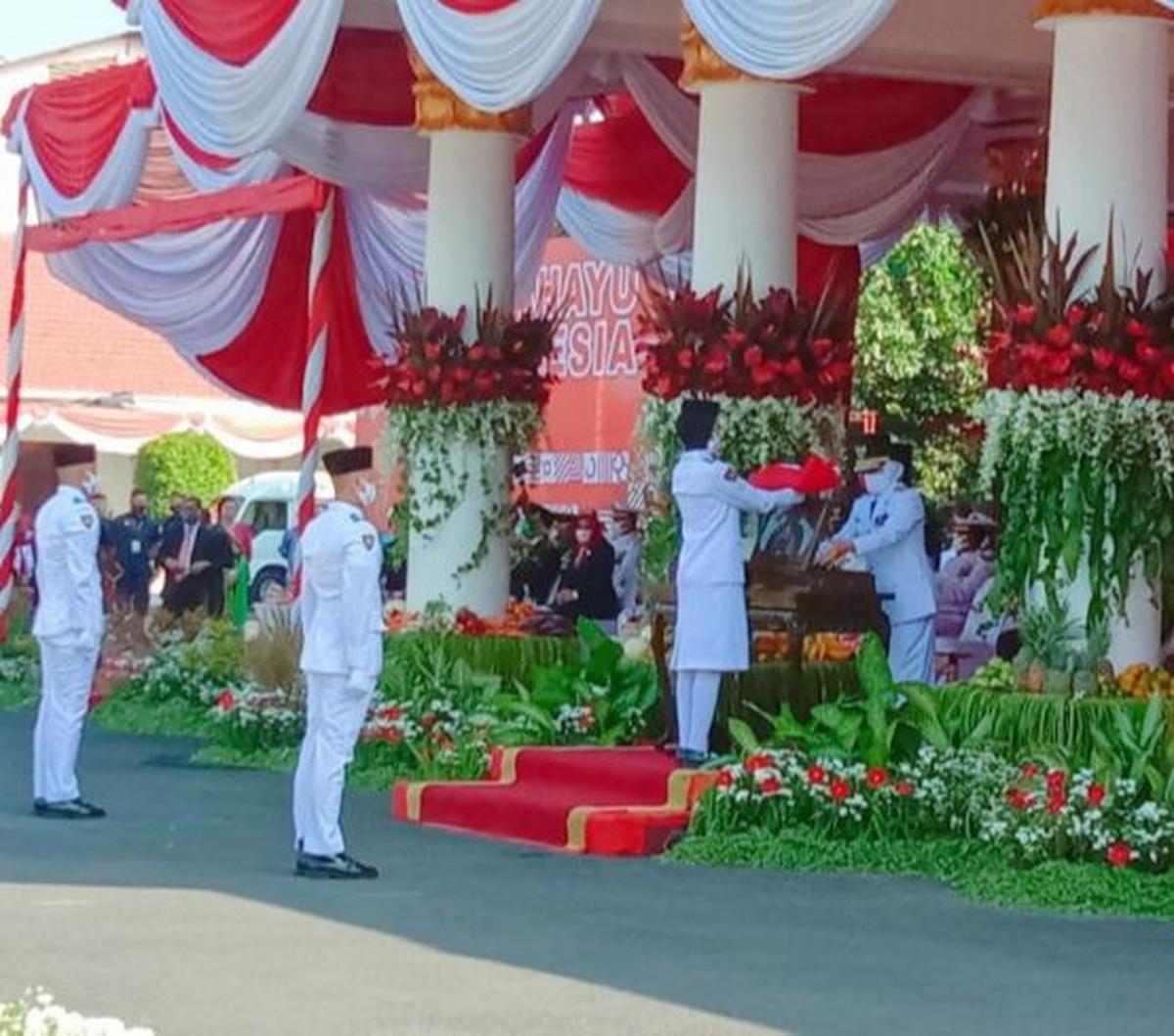 Sejumlah pedagang kaki lima (PKL) mencoba peruntungan dengan berjualan di depan Gedung Negara Grahadi Surabaya pada HUT ke-78 RI. Banyaknya tamu undangan yang dapat menjadi pertimbangan mereka mencari rezeki.