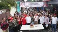 Keluarga mendiang Sabam Sirait terus memberikan perhatian terhadap warga Jakarta. Kali ini, sekitar 1.000 paket bantuan diberikan ke warga Mangga Besar, Taman Sari, Jakarta Barat. (Foto: Istimewa).