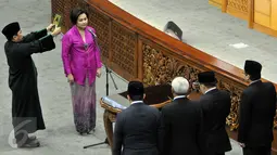 Alfia Reziani saat dilantik Pengganti Antar Waktu, Puan Maharani dalam Rapat Paripurna ke 22 Masa Sidang III Tahun 2015-2016 di Gedung DPR, Jakarta, Kamis (17/3/2016). Alfia menggantikan Puan yang menjadi Menko PMK. (Liputan6.com/Johan Tallo)