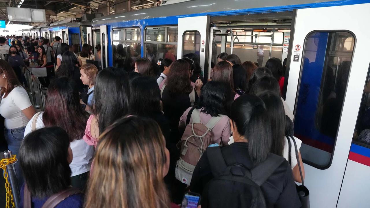 FOTO: Penumpang MRT Membludak Dampak Krisis BBM di Filipina