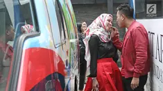 Pasangan selebriti Vicky Prasetyo dan Angel Lelga seusai mengisi acara di kawasan Tendean, Jakarta, Selasa (9/1). Dengan mesra, Vicky menyuapkan makanan ke mulut Angel Lelga. (Liputan6.com/Herman Zakharia)
