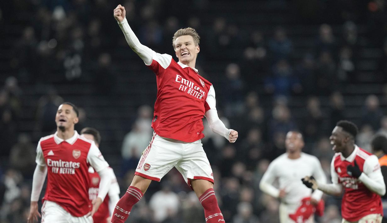 <p>Pemain Arsenal, Martin Odegaard, merayakan kemenangan atas Tottenham Hotspur pada laga Liga Inggris. (AP Photo/Frank Augstein)</p>