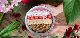 Smoothie bowl adalah smoothie yang disajikan dalam mangkuk dengan tekstur lebih kental dan dilengkapi beragam topping. [Dok/freepik.com/wirestock]