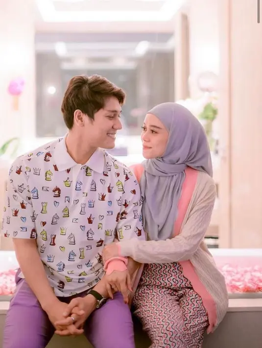 Sementara Rizky tampil memadukan kaos polo bermotif warna putih dan dipadukan celana panjang ungu. Diketahui, kaos tersebut merupakan keluaran Hermes yang ditaksir sekitar Rp11 juta. (Instagram/askar_photography/lestykejora).