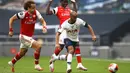 Gelandang Tottenham Hotspur, Lucas Moura menggiring bola dari kejaran dua pemain Arsenal, David Luiz dan Bukayo Saka pada pertandingan lanjutan Liga Inggris di Stadion Tottenham Hotspur di London, Inggris, Minggu (12/7/2020). Tottenham menang tipis atas Arsenal 2-1. (Tim Goode/Pool via AP)