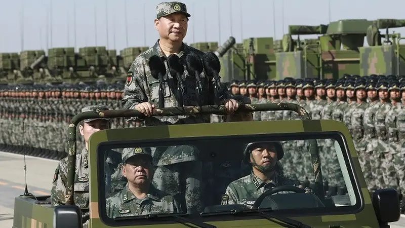 Presiden China Xi Jinping saat memeriksa pasukan dalam parade militer yang berlangsung di Mongolia Dalam