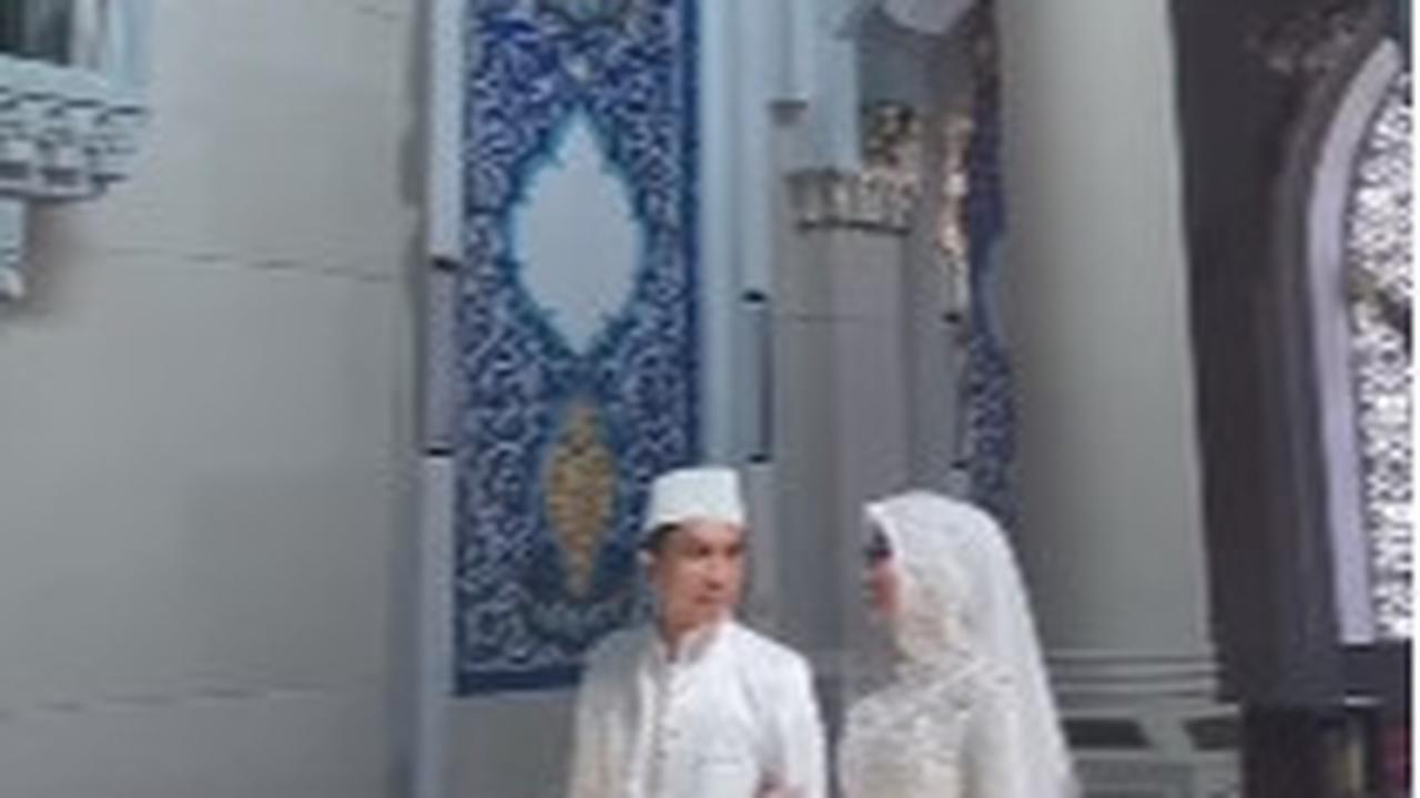 Terpaut Jarak Usia Jauh