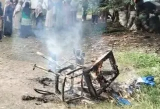 Emak-emak di Cianjur meluapkan kekesalan dengan membakar meja dan kursi yang berada di dalam rumah tersebut. (Liputan6.com/Fira Syahrin)