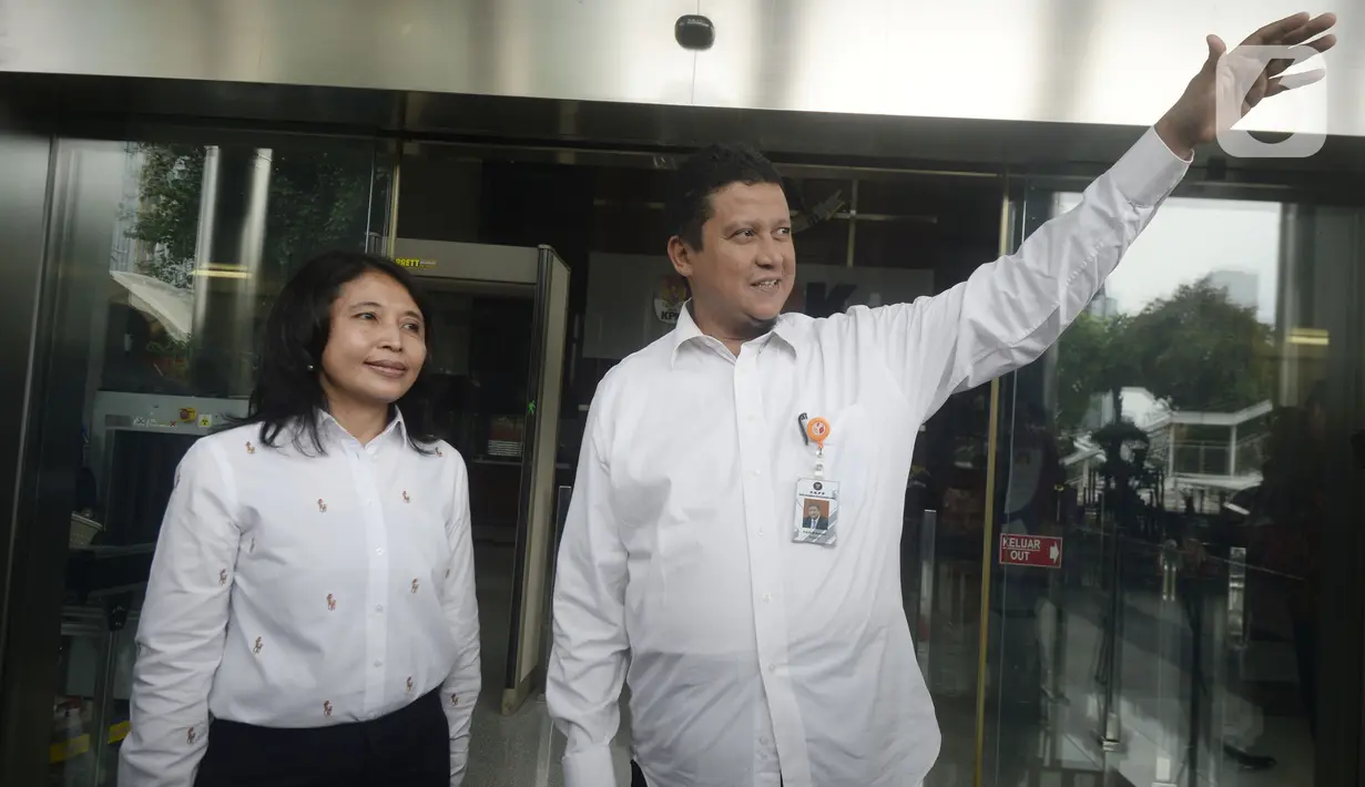 Plt Ketua DKPP Muhammad (kanan) dan Komisioner DKPP Idha Budhiati usai bertemu penyidik KPK di Gedung KPK, Jakarta, Rabu (15/1/2020). DKPP akan melaksanakan sidang etik terkait dugaan korupsi yang menjerat Komisioner KPU Wahyu Setiawan secara tertutup. (merdeka.com/Dwi Narwoko)