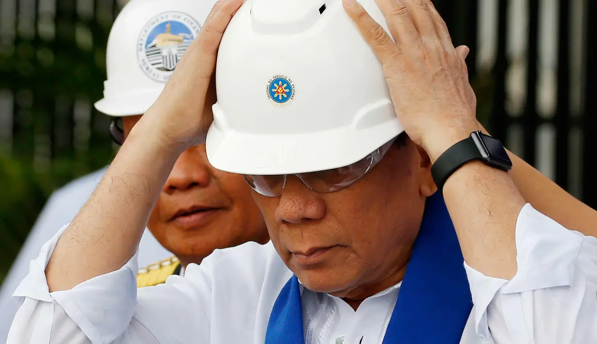 Presiden Filipina Rodrigo Duterte bersiap menyaksikan penghancuran armada 20 mobil mewah dan SUV bekas selama perayaan ulang tahun ke-116 Biro Bea Cukai di Manila, Filipina, (6/2). (AP Photo/Bullit Marquez)