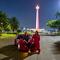 Wamen Ekraf Irene Umar bersama bintang film Fast and Furious Sung Kang berjalan di kawasan Monas, Jakarta Pusat. (dok. Biro Komunikasi Publik Kemenekraf)
