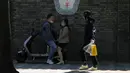 <p>Warga yang memakai masker melewati slogan "Kesetaraan" di Beijing, China, Selasa (3/5/2022). China telah berpegang teguh pada pendekatan ketat 'Nol COVID' yang membatasi perjalanan, menguji massal seluruh kota, dan mendirikan fasilitas sementara yang luas untuk mencoba mengisolasi setiap orang yang terinfeksi. (AP Photo/Ng Han Guan)</p>