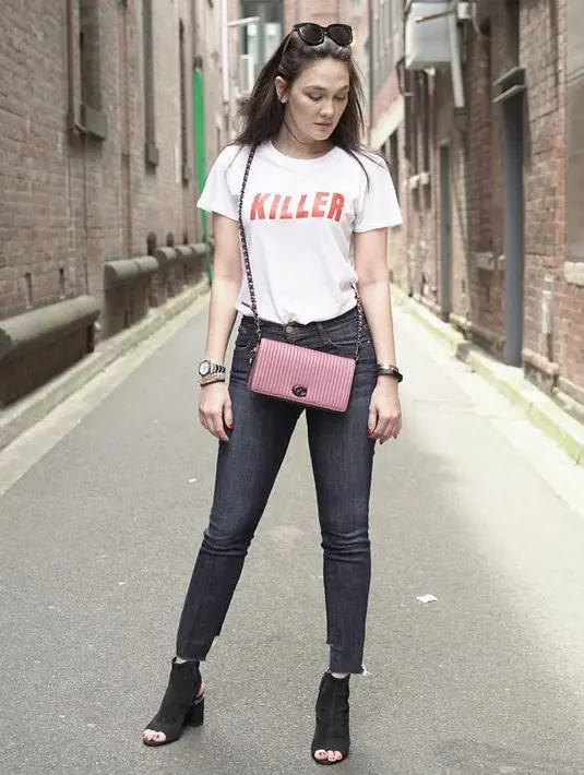 Masih dengan gaya kasualnya, kali ini Luna memakai skinny jeans dengan atasan kaus putih bertuliskan ‘Killer’. Ia juga memakai heels berwarna hitam dan juga sling bag pinknya. Keren banget kan? (Instagram/lunamaya)