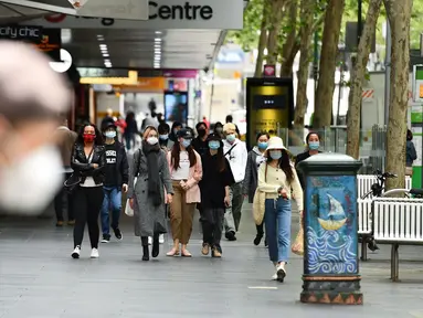 Warga mengenakan masker di Central Business District (CBD) Melbourne, Negara Bagian Victoria, Australia, 19 Oktober 2020. PM Australia Scott Morrison merilis pernyataan bersama sejumlah menteri senior lainnya guna menyambut pelonggaran lockdown secara parsial di Victoria. (Xinhua/Bai Xue)
