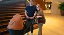 Seperti potret ini, sambil mendorong stroller Rp21,5 juta, Syahrini tampak menawan mengenakan pakaian serba coklat dari kerudung hingga setelan bajunya.  Tak lupa ia pun membawa tas Hermes model Birkin 30 miel shiny niloticus crocodile with palladium hardware. Sesuai namanya, tas Syahrini terbuat dari kulit buaya dibanderol dengan harga Rp725 juta.  [@princessyahrini].