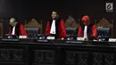 Ketua Mahkamah Konstitusi Anwar Usman (tengah) memimpin sidang uji materi UU KPK di Gedung MK, Jakarta, Senin (30/9/2019). Pemohon berharap MK memutus gugatan sebelum Desember. (Liputan6.com/Angga Yuniar)