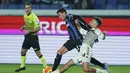Gelandang Atalanta, Matteo Pessina berusaha melewati pemain Venezia, Ethan Ampadu pada pertandingan lanjutan Liga Serie A Italia di Stadion Gewis di Bergamo, Italia, Selasa (30/11/2021). Atalanta menang atas Venezia 4-0. (Spada/LaPresse via AP)