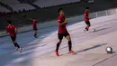 <p>Sejumlah pemain Timnas Indonesia U-17 memungut bola saat latihan menembak mistar gawang menjelang Piala Dunia U-17 2023 di Stadion Utama Gelora Bung Karno (SUGBK), Senayan, Jakarta, Senin (30/10/2023). (Bola.com/Bagaskara Lazuardi)</p>
