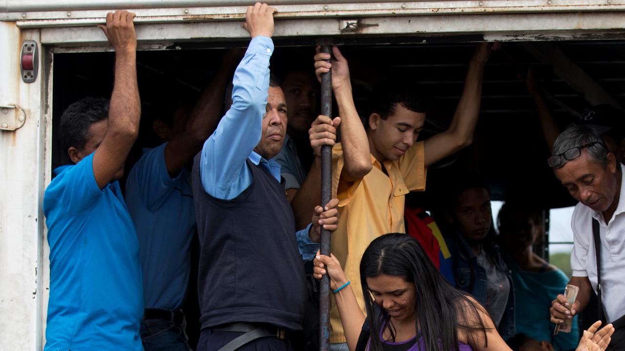 Kelaparan, Warga Venezuela Nekat Jarah Truk-Truk Pengangkut Makanan