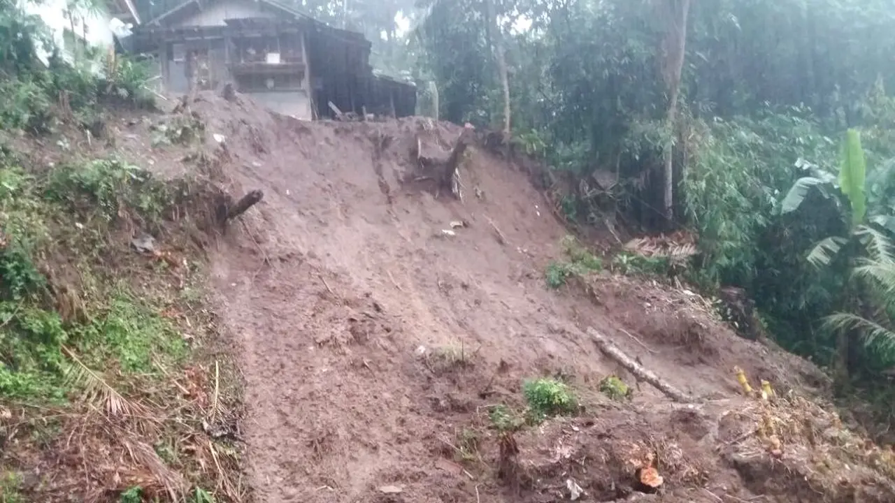Longsor terjadi di permukiman di Kecamatan Lumbir, Banyumas. (Foto: Liputan6.com/Muhamad Ridlo).