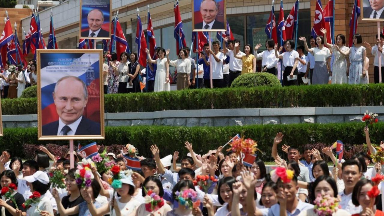 Warga Korea Utara terlihat tumpah di pinggir jalan saat menyambut kedatangan Presiden Rusia Vladimir Putin untuk bertemu dengan pemimpin Korea Utara, Kim Jong-un. Foto: Sputnik/Gavriil Grigorov/Pool via REUTERS<br>