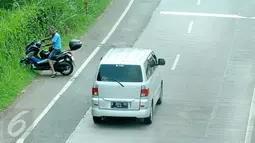Pengendara motor berusaha memutar arah setelah memasuki Tol Ulujami - Serpong, Tangerang Selatan, Jumat (14/4). Minimnya rambu dan penjagaan petugas, membuat pengendara motor tersebut terjebak masuk ke jalur menuju pintu Tol. (Liputan6.com/Helmi Afandi)