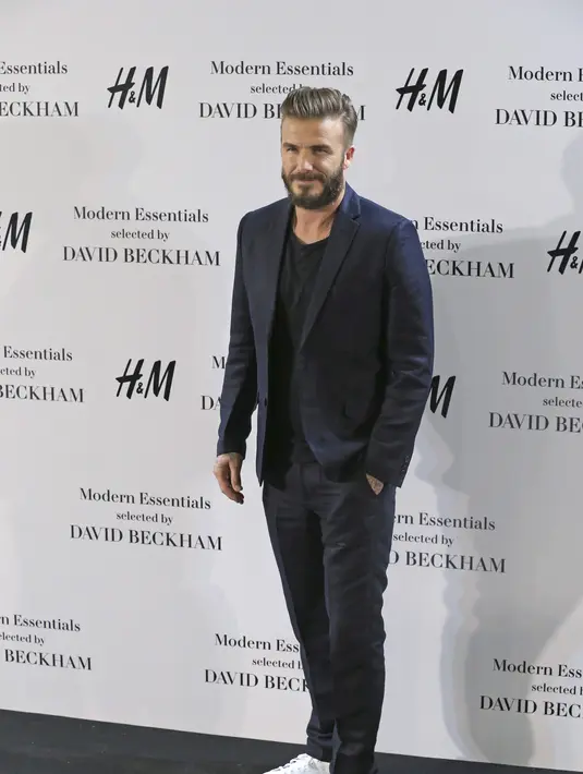 Brewok yang tampak semakin lebat menutupi dagu dan sisi wajah David Bekcham saat meluncurkan koleksi busana bersama perusahaan retail H&M. (Bintang/EPA)