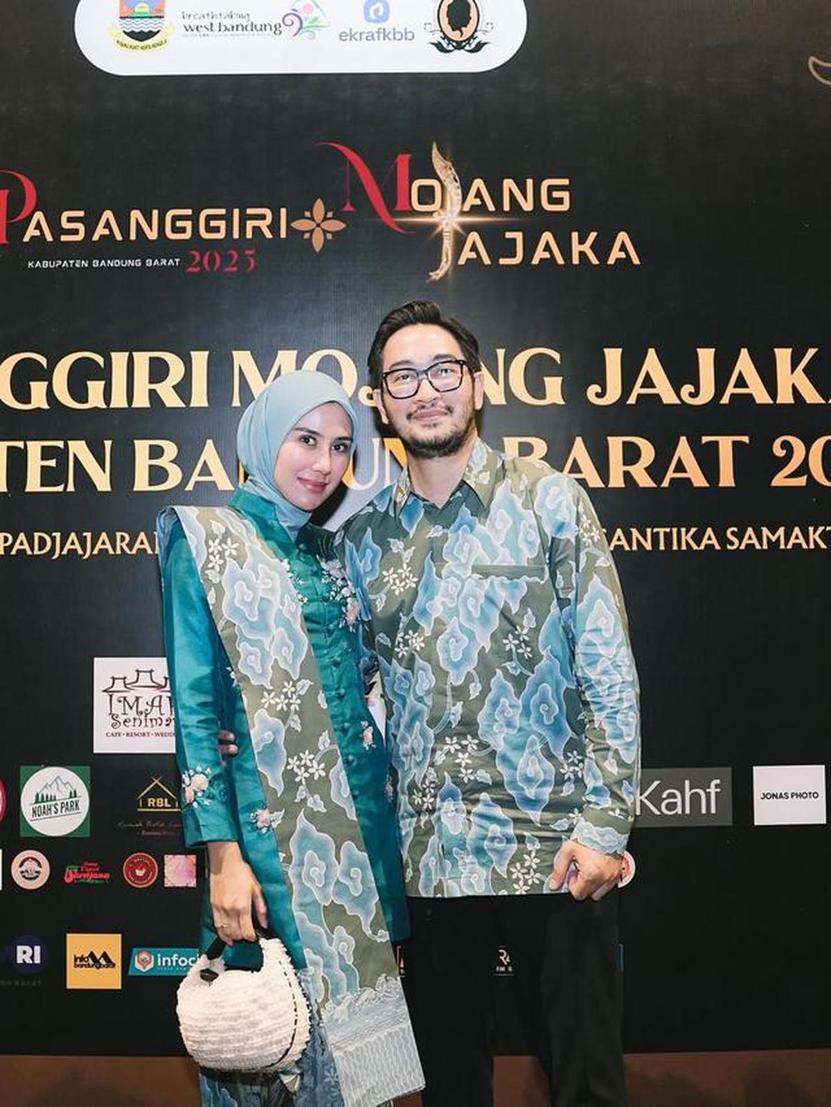 Potret Syahnaz Sadiqah Pakai Kebaya Kerah Shanghai dan Batik Megamendung, Serasi dengan Jeje Govinda