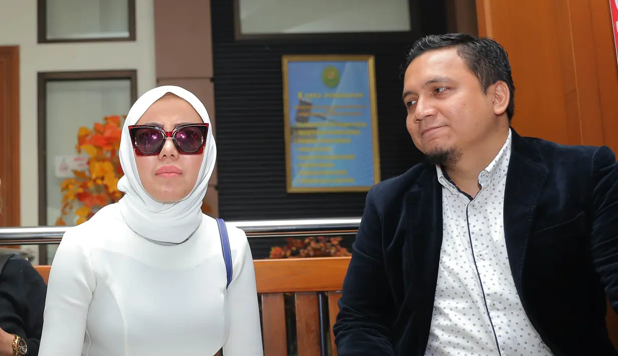 Hal yang sama diungkapkan oleh kuasa hukum putri pasangan dari Agustini dan Hamzah Nasution. Kliennya menanggis di depan hakim lantaran mengugkapkan kemarahannya yang sudah tak dapat dibendung. (Andy Masela/Bintang.com)