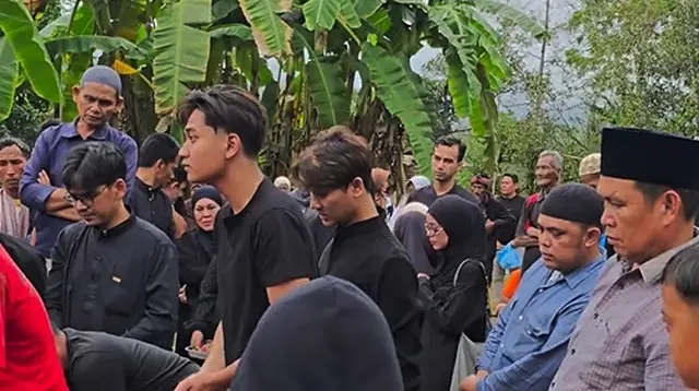 Kakek Meninggal Dunia, Lesti Tak Kuasa Menahan Tangis di Pemakaman