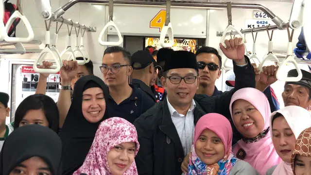 Cagub Jawa Barat Ridwan Kamil berfoto selfie bersama para penumpang KRL Bekasi (Istimewa)