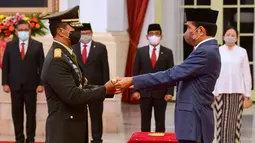 Presiden Joko Widodo menyerahkan tongkat komando kepada Panglima TNI Jenderal Andika Perkasa saat pelantikan di Istana Negara, Rabu (17/11/2021). Andika Perkasa menggantikan Panglima TNI sebelumnya Marsekal Hadi Tjahjanto yang memasuki masa pensiun. (Foto: Agus Suparto/Biro Sekretariat Kepresidenan)