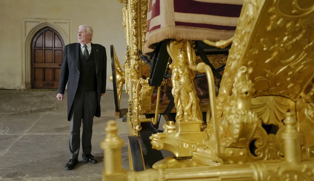 Kereta kencana berlapis emas, yang terakhir kali terlihat di Westminster Hall yang bersejarah pada tahun 2005, ini akan kembali dipamerkan mulai 2 Mei hingga musim gugur untuk memperingati penobatan Raja Charles III. (AP Photo/Alberto Pezzali)