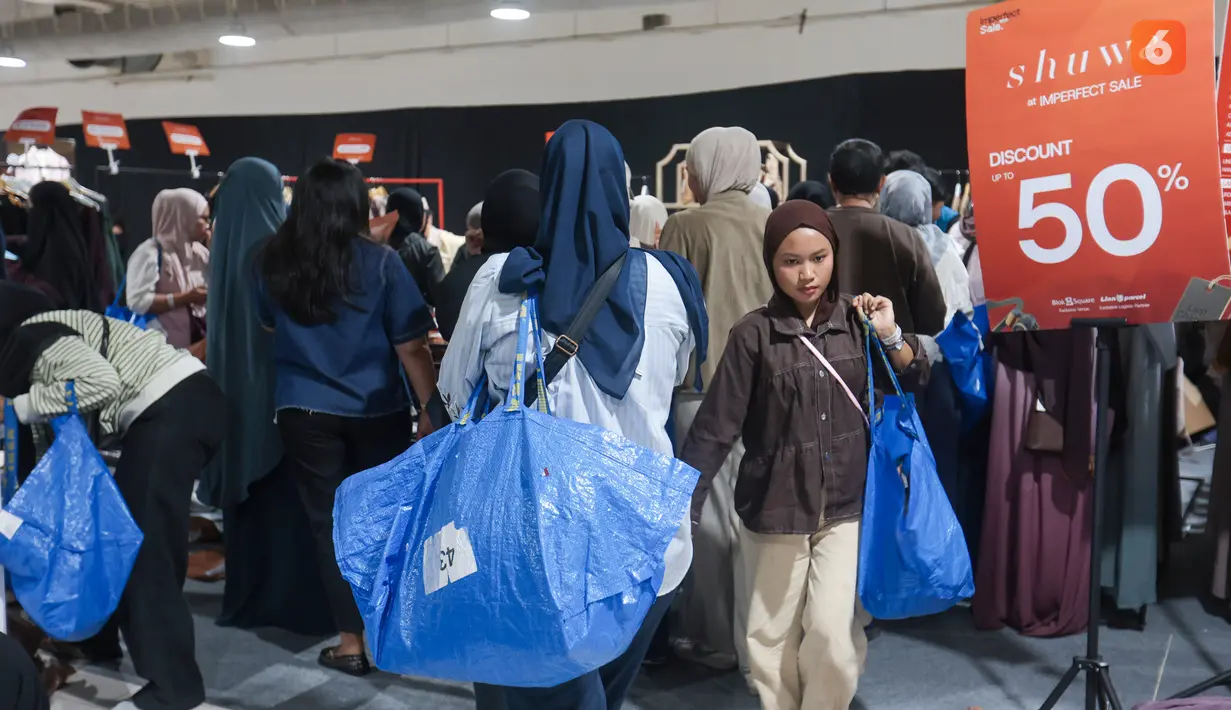Sejumlah jastiper berburu produk diskon dalam pameran Imperfect Sale 2026 di Blok M Square, Jakarta, Jumat (30/10/2026). Mereka memanfaatkan waktu yang tersedia untuk mencari berbagai barang sesuai pesanan pelanggan. (KLY/Budy Santoso)