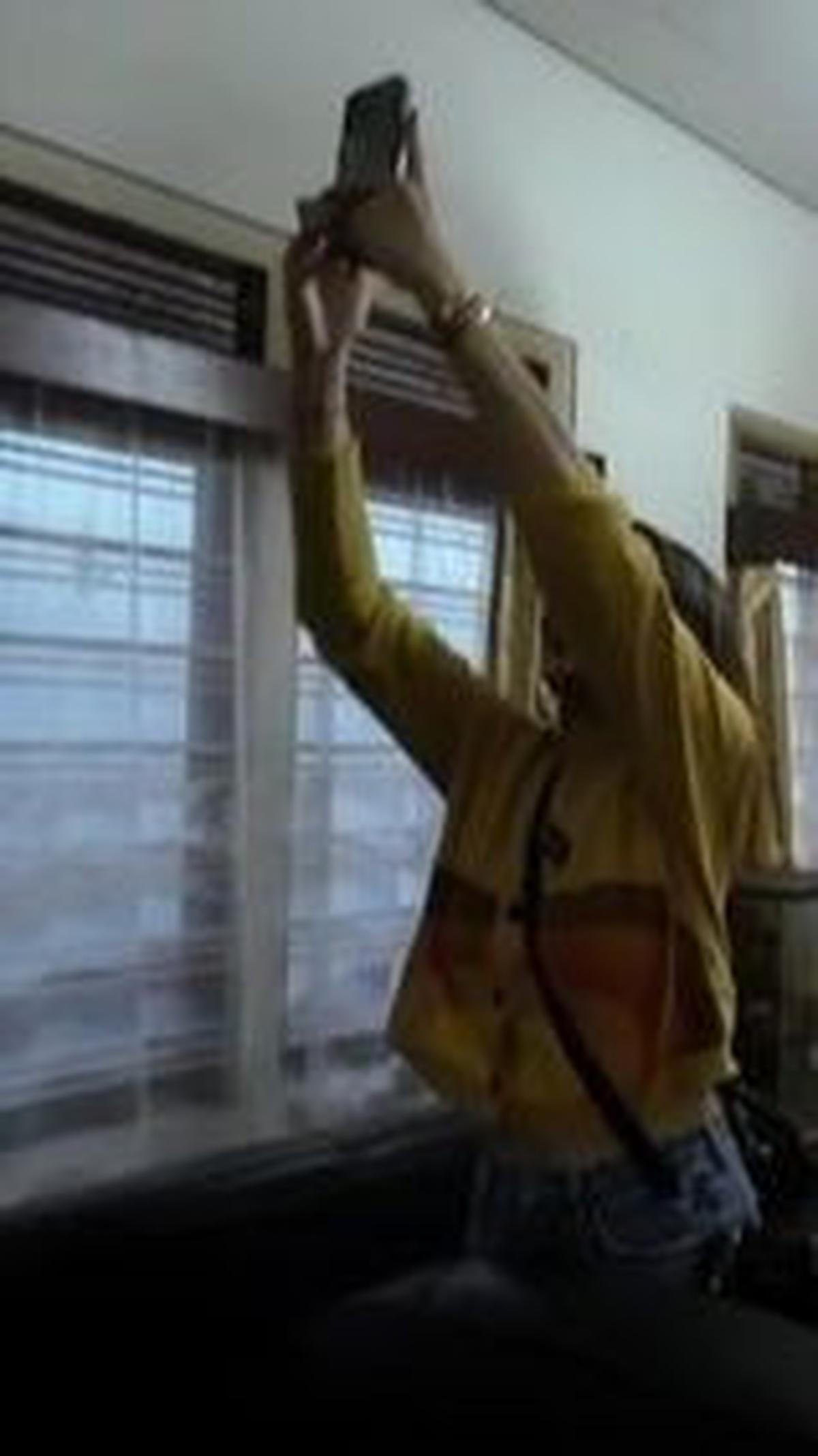 Sara pun kemudian memotret foto-foto sang kakek yang sudah meninggal.