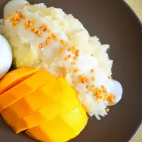 Kamu pasti sudah sering makan ketan susu, kan? Makan malam kali ini lebih baik kamu cobain ketan mangga deh. (YouTube.com)