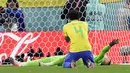 Sepakan Rodrygo gagal berbuah gol usai ditepis Dominik Livakovic, sementara tendangan Marquinhos hanya membentur tiang gawang. (AP/Andre Penner)