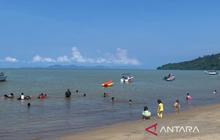 Libur Lebaran 2026, Penurunan Pengunjung Pantai Pandan Capai 50 Persen Akibat Bencana