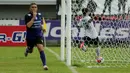 Striker Arema Cronus, Cristian Gonzales, merayakan gol yang dicetaknya ke gawang PSS Sleman pada laga Bali Island Cup 2016 di Stadion Kapten I Wayan Dipta, Bali, Minggu (21/2/2016). Arema berhasil menang 5-2. (Bola.com/Peksi Cahyo)