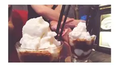 Wayan Mirna Salihin meninggal dunia usai minum es kopi Vietnam yang diduga mengandung sianida di Olivier Cafe, West Mall, Grand Indonesia, Jakarta Pusat. Namun, es kopi itu kini justru laris manis.