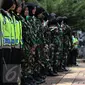 Polisi Wanita (Polwan) dan Korps Wanita Angkatan Darat (Kowad) berhijab berbaris rapi di depan Polda Metro Jaya, Jakarta, Senin (23/1). Mereka berada persis di belakang kawat berduri di depan pintu gerbang. (Liputan6.com/Faizal Fanani)