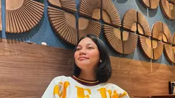 Wanita bernama lengkap Sinta Mutiara Bella ini tampil santai dengan sweater putih tulang dan rok span yang warnanya senada dengan lengan pada sweater. Tulisan dan garis kuning pada outfit membuat wajahnya terlihat cerah. Meski tampil natural, istri Aslan Andy ini tetap terlihat menawan. (Liputan6.com/IG/@sintamutiarabell)
