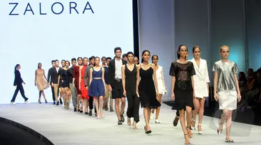 Sejumlah model memperagakan busana rancangan Zalora  pada ajang Indonesia Fashion Week 2015 di JCC Senayan, Jakarta, Kamis (26/2/15). (Liputan6.com/Panji Diksana)