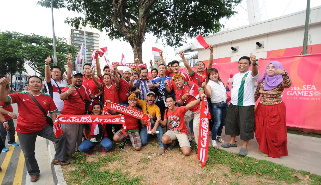 Ratusan suporter mendatangi Stadion Jalan Besar, Singapura untuk menyaksikan laga timnas Indonesia U-23 melawan Kamboja, Sabtu (6/6/2015). Para suporter berfoto bersama di samping Stadion Jalan Besar, Singapura. (Liputan6.com/Helmi Fithriansyah) 